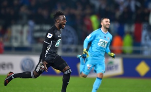 Maxwel Cornet, ici suivi par Anthony Lopes, a inscrit le but de la qualification dans les arrêts de jeu, samedi à Nancy (2-3).