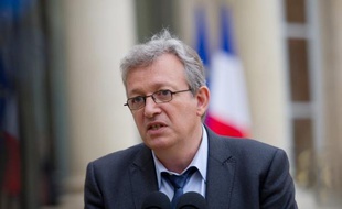 A l'image de Jean-Luc Mélenchon, devancé par Philippe Kemel (PS) à Hénin-Beaumont, bon nombre de députés sortants communistes ont été battus par des socialistes, rendant difficile un groupe FG à l'Assemblée, un choc pour le PCF après des années de chute inexorable.
