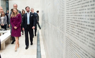 La princesse Stéphanie et le prince Guillaume du Luxembourg visitent le Mémorial de la Shoah à Paris, le 8 mai 2015.