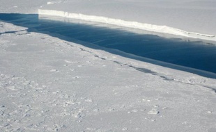 Le réchauffement des océans fait fondre les plateformes glaciaires entourant l'Antarctique en profondeur et est responsable de la plupart des pertes de masse de glace, traditionnellement attribuées à la formation d'icebergs, selon une recherche jeudi de la Nasa.