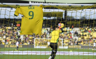 Le maillot de Sala derrière le but de Tatarusanu avant le match.