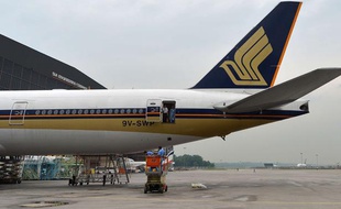 Un avion de la Singapore Airlines à l'aéroport de Changi (Singapour).