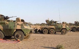 Des véhicules blindés de l'armée tchadienne à Fotokol au Cameroun le 1er février 2015 en train de se diriger vers Gamboru au Nigéria