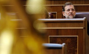 Le chef de l'opposition espagnole Mariano Rajoy a affirmé qu'il pourrait remettre en cause la loi sur le mariage homosexuel, l'une des mesures phare du gouvernement Zapatero, s'il arrivait un jour au pouvoir, dans un entretien avec le journal El Pais.