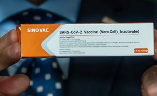 Le Gouverneur de Sao Paulo présentant le vaccin de Sinovac, le 21 juillet 2020.