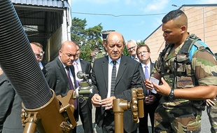Jean-Yves Le Drian (au centre) a assité à des démonstrations de matériel.