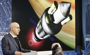 Le milliardaire russe Yuri Milner et l'astrophysicien Stephen Hawking (à dr.) présentant le projet à New York.