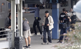 Clint Eastwood, au centre, en train de diriger les acteurs pour le tournage du film «The 15:17 to Paris», en gare d'Arras.