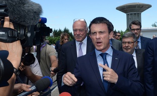 Manuel Valls répond à des journalistes alors qu'il visite une entreprise à Libourne (Gironde), le 23 juillet 2015.