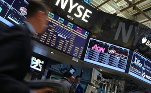 La Bourse de New York a ouvert en hausse mardi, malgré des indicateurs immobiliers en demi-teinte, dopée par l'espoir d'une nouvelle action de relance de l'économie par la Réserve fédérale américaine (Fed): le Dow Jones gagnait 0,44% et le Nasdaq 0,84%.