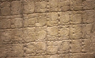 Un calendrier maya mentionnant le 13 Baktun, jour de la fin d'un cycle long de 5.125 ans.