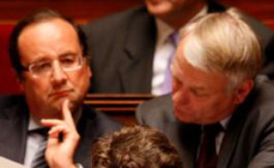 Arnaud Montebourg (au centre), François Hollande et Jean-Marc Ayrault à l'Assemblée nationale le 7 avril 2009.