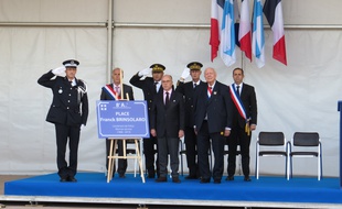De gauche à droite, Philippe Brinsolaro (frère de Franck Brinsolaro), Dominique Tian (1er adjoint à la ville de Marseille), Laurent Nunez (préfet de police des Bouches-du-Rhône), Stéphane Bouillon (préfet des Bouches-du-Rhône), Jean-Claude Gaudin (maire de Marseille) et Yves Moraine (maire des 6e et 8 arrdt de Marseille)