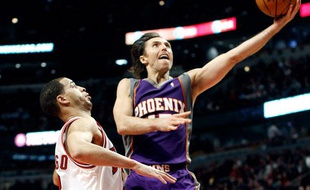 Steve Nash face à Jannero Pargo lors de la victoire des Phoenix Suns face aux Chicago Bulls, le 30 mars 2010