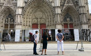 L'exposition consacrée à l'incendie de la cathédrale Saint-Pierre se trouve sur le parvis de l'édifice.