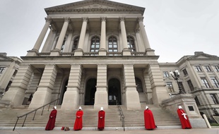 Des femmes manifestent contre la loi anti-avortement en Géorgie, le 8 mars 2019, portant un costume inspiré par la série «The Handmaid's Tale»