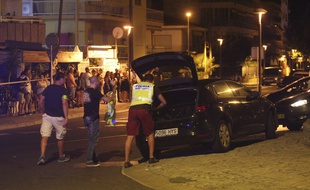 Des policiers inspectent un véhicule après une attaque à la voiture à Cambrils (Espagne), le 18 août 2017.