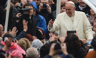 Auréolée ces derniers mois de la popularité du pape François, l'Église catholique s'est retrouvée jeudi sur la défensive face aux vives critiques de l'ONU l'accusant de protéger les prêtres pédophiles.