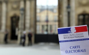 Une carte électorale avec l'Elysée en arrière plan le 18 avril 2012 à Paris