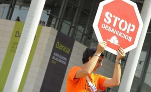 "Dehors!", "En prison", "Voleurs", "On nous a escroqués", "Rendez l'argent", fulminent les actionnaires contre les nouveaux dirigeants de Bankia, lors de la première assemblée générale de la banque depuis son sauvetage historique qui a précipité une aide européenne à l'Espagne.