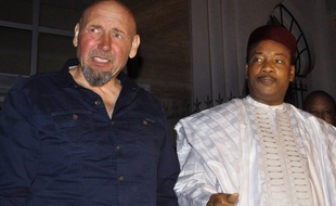 Le dernier otage Serge Lazarevic à côté du président du Niger après sa libération, le 9 décembre 2014.