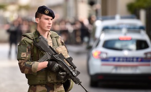 Une voiture a foncé sur des militaires de l'opération Sentinelle mercredi 9 août 2017 à Levallois-Perret (Hauts-de-Seine), faisant 6 blessés dont deux dans un état sérieux.