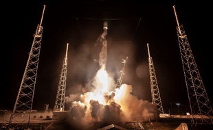Cette photo publiée par SpaceX le 21 février 2019 montre un Falcon 9 en train de lancer le satellite Nusantara Satu en orbite à partir du Complexe de lancement spatial 40 (SLC-40). A son bord, le vaisseau spatial israélien Beresheet.