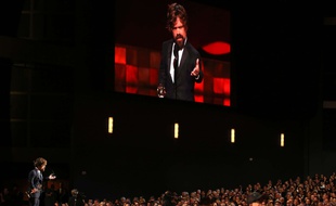 L'acteur de «Game of Thrones» Peter Dinklage lors de son discours de remerciements après avoir reçu l'Emmy Award du meilleur acteur dans un rôle secondaire pour une série dramatique, le 20 septembre 2015. Matt Sayles/Invision for the Television Academy/AP Images/INVL