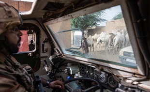 Patrouille des soldats de l'opération Barkhane à Gossi, au Mali en avril 2019