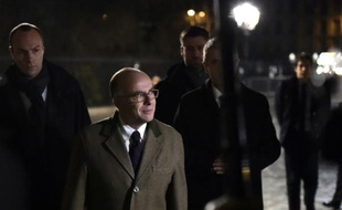 Le ministre de l'Intérieur Bernard Cazeneuve vérifie le dispositif de sécurité avant d'assister à une messe de Noël à la cathédrale de Notre-Dame de Paris, le 25 décembre 2015.
