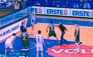 Un spectateur tente de frapper un joueur de basket lors d'un match d'Eurocup en tre les Turcs de Banvit et les Monténégrins de Buducnost, le 6 janvier 2015.