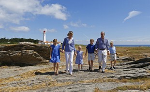 Le couple royal et leurs enfants en 2013 à l'Ile d'Yeu.