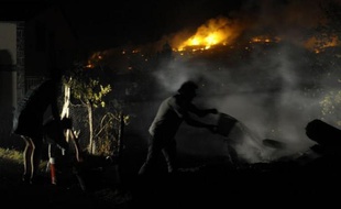 De nouvelles évacuations ont eu lieu dans la nuit de vendredi à samedi sur l'île espagnole de La Gomera, aux Canaries, où un incendie de forêt, qui a ravagé 3.000 hectares, a repris, tandis que plus de 1.000 hectares ont été brûlés en Galice, en pleine canicule.