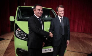 Le Pdg de Renault Carlos Ghosn (g) et le ministre de l'Economie Emmanuel Macron devant une Renault Traffic lors de l'inauguration d'un nouveau site de production le 30 septembre 2014 à Sandouville