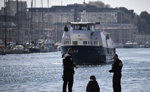 Des policiers contrôlent un Marseillais sur le Vieux-Port dans le cadre du confinement
