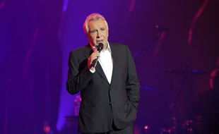 Michel Sardou le 26 juin 2013 sur la scène de l'Olympia à Paris.