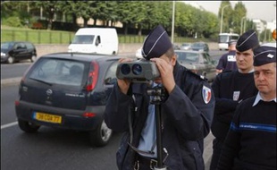 L'alcool au volant est resté de loin en 2006 le principal motif de suspension administrative du permis de conduire, le nombre de cas enregistrant même une hausse de 6% par rapport à 2005, alors que les excès de vitesse, deuxième cause de retrait, diminuaient de 2%.