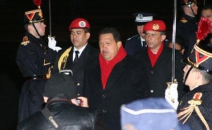 Le président vénézuélien Hugo Chavez est arrivé lundi soir à Paris pour une visite de 24 heures centrée sur le sort des otages en Colombie, dont la Franco-colombienne Ingrid Betancourt.