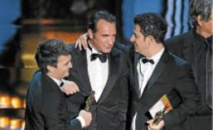 Thomas Langmann, Jean Dujardin, Uggie, et Ludovic Bource aux Oscars.