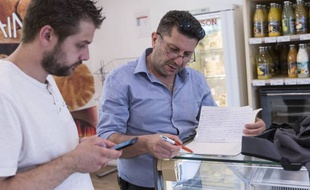 Samer (en bleu) et Guillaume font les courses ensemble pour préparer un menu inspiré de la cuisine syrienne, qui sera présenté lors du Refugee Food Festival de Lyon.