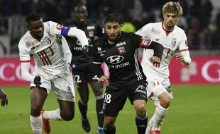 Pris en tenaille dans la défense lilloise, Nabil Fekir a illustré le jour sans de l'OL ce mercredi.