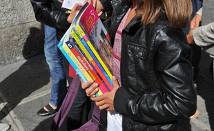 Illustration rentrée scolaire au collège et manuels.
