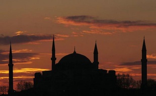 Depuis quinze siècles, la basilique Sainte-Sophie n'a pas été épargnée par les tempêtes en tous genres. Mais du haut de ses 55 mètres, le monument le plus visité d'Istanbul est parvenu à traverser les guerres, résister aux séismes et survivre aux polémiques.