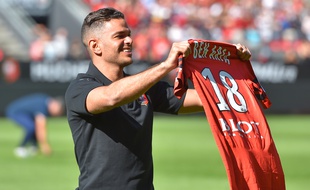Hatem Ben Arfa brandit son maillot du Stade Rennais lors de sa présentation au Roazhon Park dimanche 2 septembre 2018.