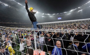 Des fans de Dniepropetrovsk célèbrent la qualification de leur équipe pour la finale de la ligue Europa, le 14 mai 2015, à Kiev.