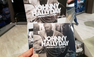 Présentoir de «Mon pays c'est l'amour», le CD posthume de Johnny Hallyday.