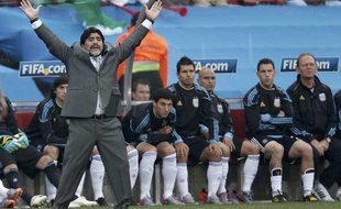 Le sélectionneur de l'Argentine Diego Maradona le 12 juin 2010 lors du match face au Nigeria à Johannesburg.
