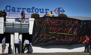 Des éleveurs manifestent devant un Carrefour à Ecully, près de Lyon, mercredi 7 septembre.