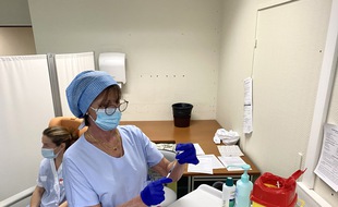 Reçu samedi au CHU de Bordeaux, le vaccin AstraZeneca a commencé à être injecté au personnel soignant dimanche, au centre de vaccination Haut-Lévêque
