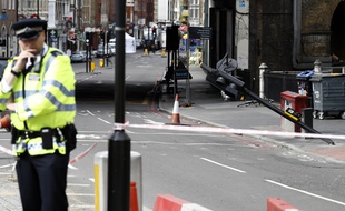 Des policiers près de Borough Market à Londres, le 5 juin
